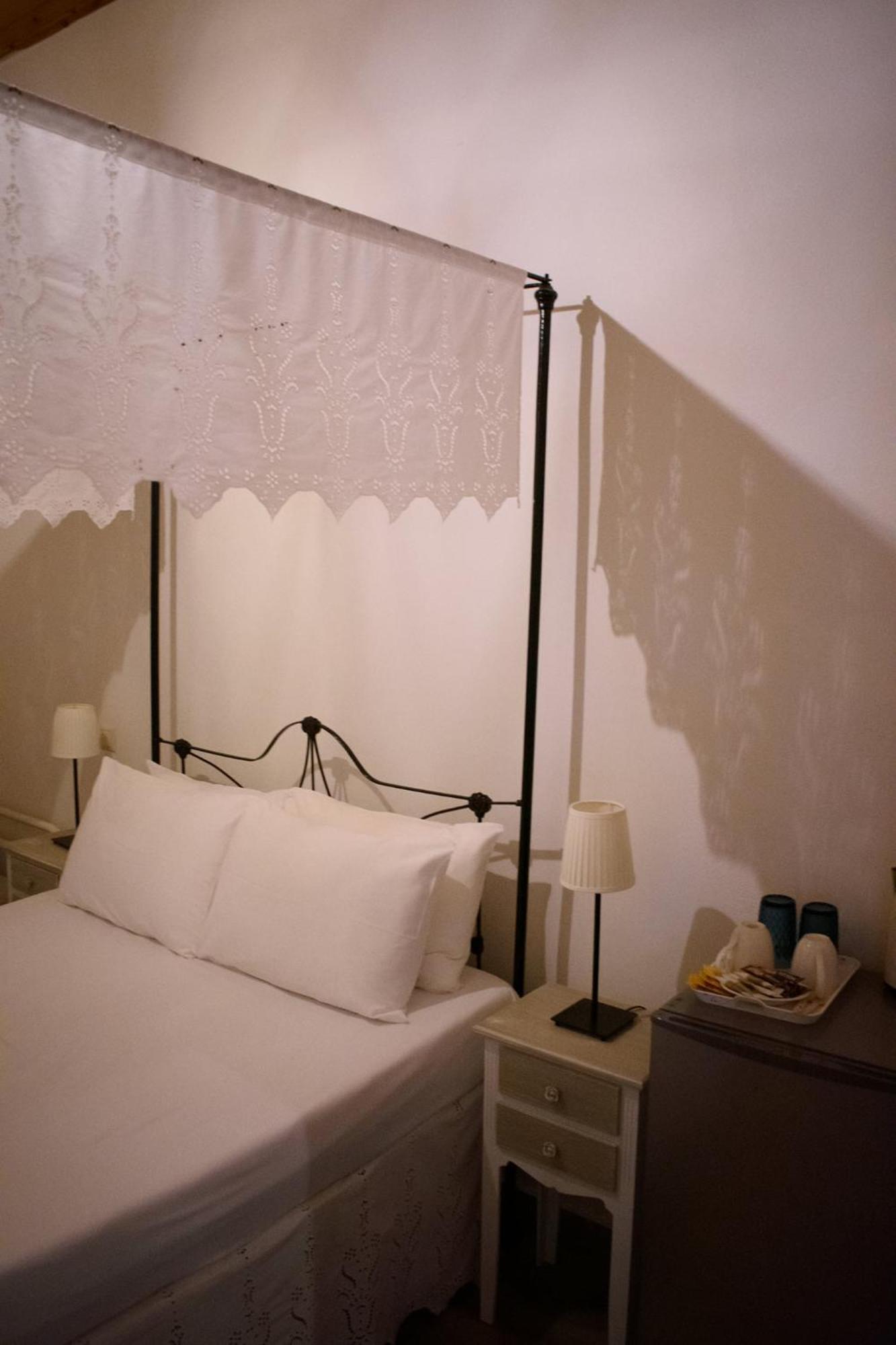 Kleanthe Hotel Chalki Town ภายนอก รูปภาพ