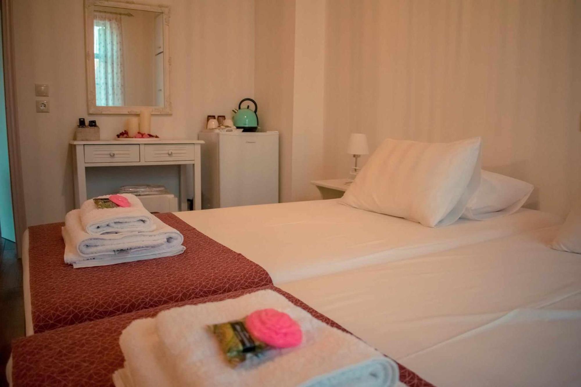 Kleanthe Hotel Chalki Town ภายนอก รูปภาพ