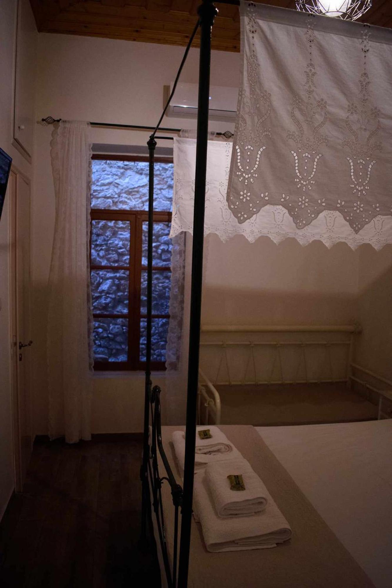 Kleanthe Hotel Chalki Town ภายนอก รูปภาพ